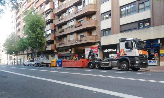 Los servicios municipales, trabajando esta mañana en el arreglo de la incedencia por la tubería rota en Vara de Rey, donde ya se ha restablecido el suministro de agua.