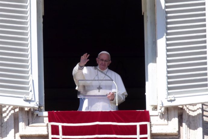 Archivo - El Papa Francisco dando el Ángelus. 