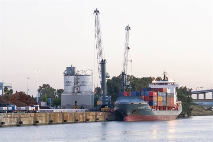 Archivo - Imagen del Puerto de Sevilla donde se ve la planta de fabricación de hormigón en desuso que ahora se quiere demoler.