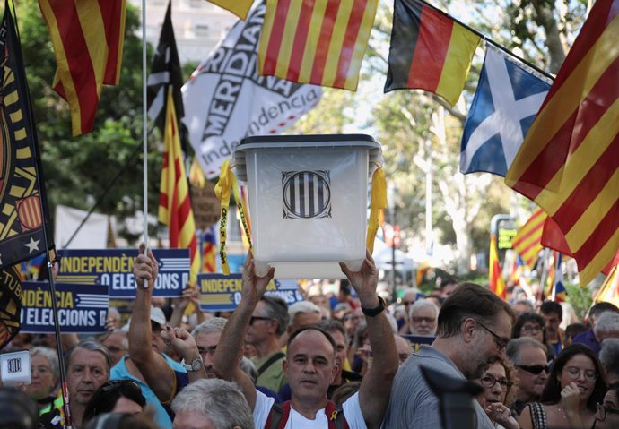 Manifestant alant una urna en la manifestació de l'ANC pel sis aniversari de l'1-O