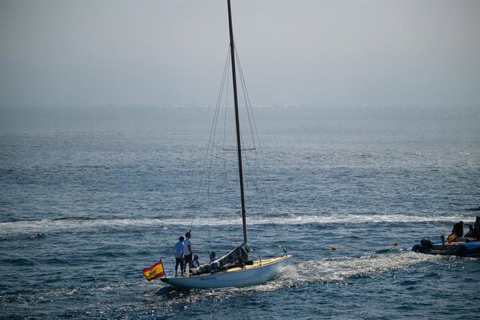Juan Carlos I navega a bordo de 'El Bribón' en el último día de regatas en Sanxenxo (Pontevedra), a 1 de octubre de 2023.