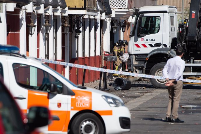 Agentes de bomberos trabajan de la sala Teatre donde ha habido un incendio, en la zona de ocio de Las Atalayas, a 1 de octubre de 2023, en Murcia, Región de Murcia (España). Una vez se ha extinguido el incendio declarado en la discoteca Teatre los esfue