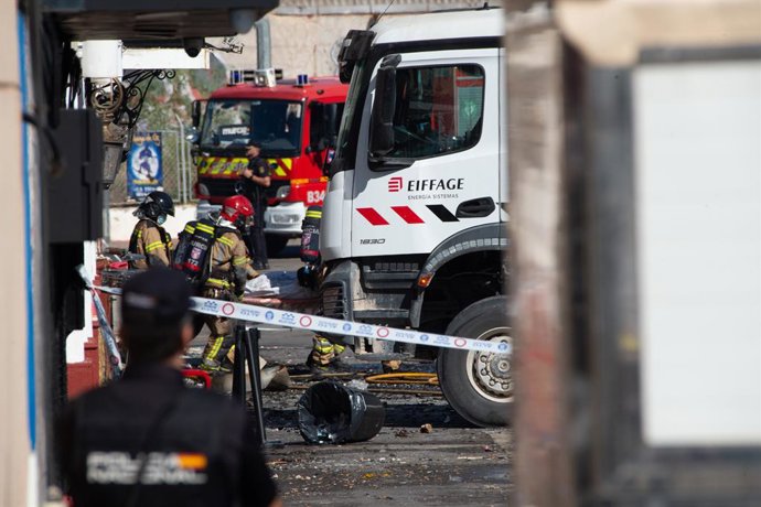 Agents de bombers treballen a la sala Teatro, on hi ha hagut un incendi, a la zona d'oci d'Atalayas, a 1 de octubre del 2023, a Múrcia