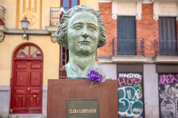Archivo - La estatua de Clara Campoamor, junto a un ramo de flores morada