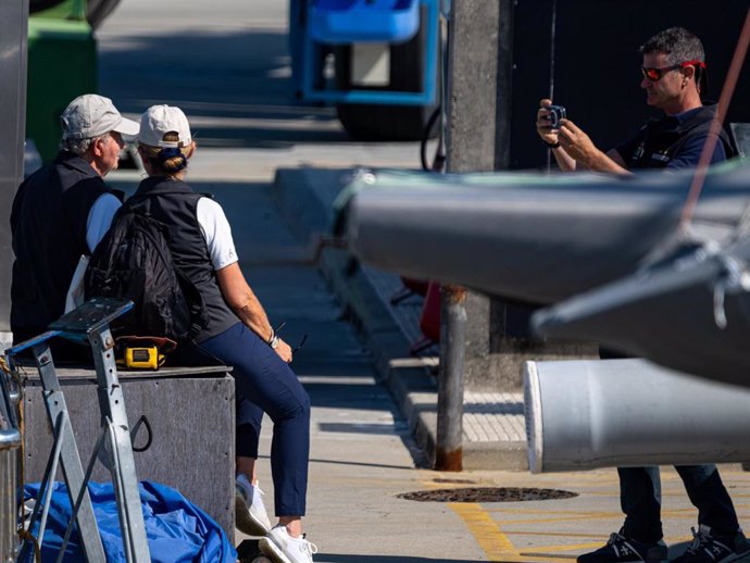 El rey Juan Carlos llega a la octava regata del Rey Juan Carlos I, en la ría de Pontevedra, a 1 de octubre de 2023, en Pontevedra, Galicia (España).