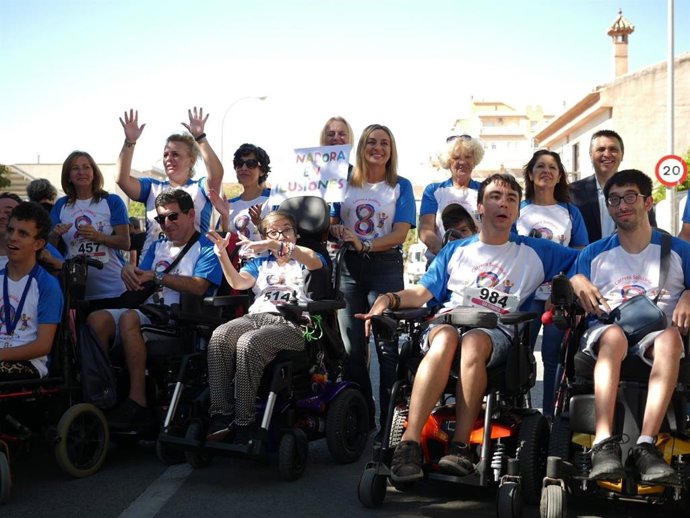 Participantes en la octava edición de la Carrera-Marcha Aspace en Granada.