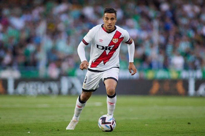 Archivo - Oscar Trejo of Rayo Vallecano in action during the spanish league, La Liga Santander, football match played between Real Betis and Rayo Vallecano at Benito Villamarin stadium on May 15, 2023, in Sevilla, Spain.