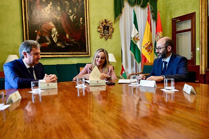 La alcaldesa de Granada, Marifrán Carazo, firma el acuerdo junto a representantes de Endesa.