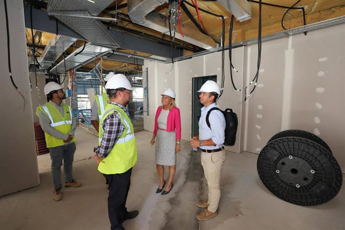 La alcaldesa de Marbella, Ángeles Muñoz, durante una visita a los trabajos del centro de salud de la avenida Ricardo Soriano