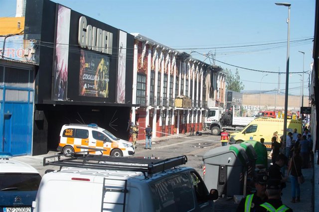 Agentes de bomberos trabajan en las discotecas donde ha habido un incendio, en la zona de ocio de Las Atalayas, a 1 de octubre de 2023, en Murcia, Región de Murcia (España). 