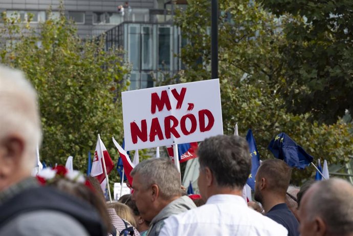 Pancarta con la frase "My, naród", "Mi país", durante la Manifestación del Millón de Corazones convocada por la oposición en Polonia