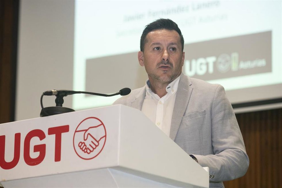 El secretario general de UGT Asturias, Javier Fernández Lanero interviene en la Escuela Internacional de Verano Manuel Fernández López 'Lito', en el salón de actos de UGT, a 7 de septiembre de 2023, en Oviedo, Asturias (España). La sede de la Unión Gene