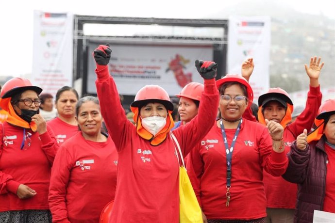 Beneficiarias de empleo temporal a través del programa "Llamkasun Perú".