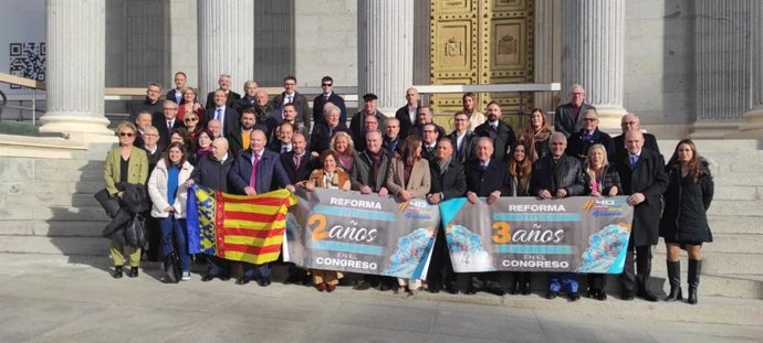 Una concentración convocada por Juristes Valencians en el Congreso de los Diputados