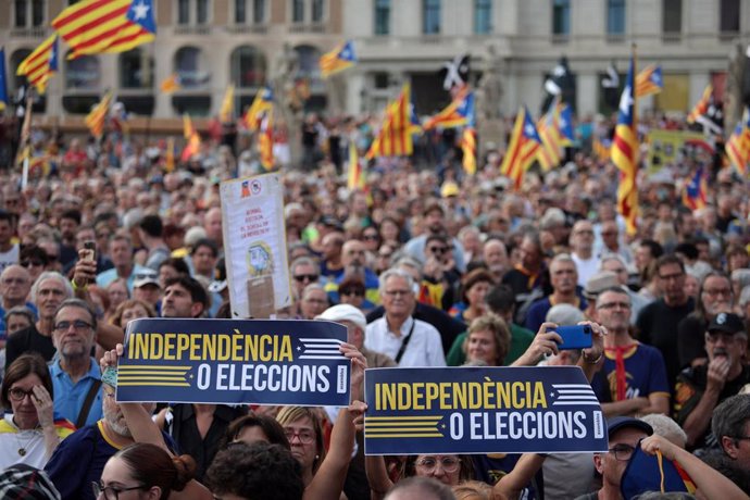 Imagen de los concentrados en el acto del sexto anivesario del 1-O en la plaza Catalunya