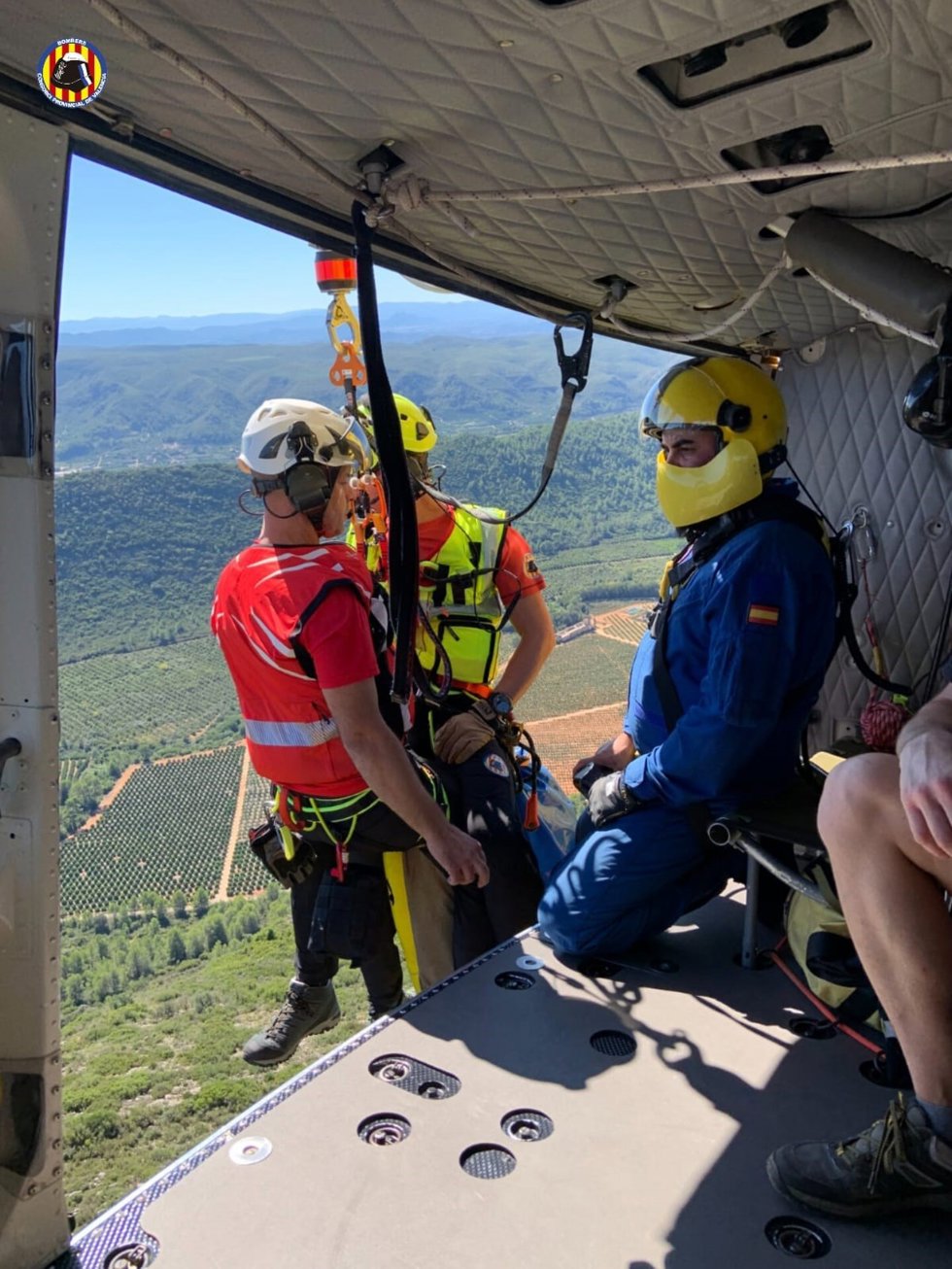 Bomberos Del Consorcio De Valencia Han Rescatado Este Domingo A Una Mujer Que Había Sufrido Una Caída En El Paraje De La Murta, En Alzira, Y Que Se Había Lesionado La Pierna, Impidiéndole Andar.