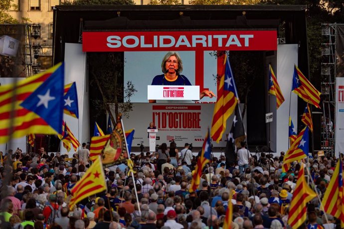 La presidenta de la ANC, Dolors Feliu, interviene en el acto unitario por el sexto aniversario del 1-O en la plaza Catalunya de Barcelona.