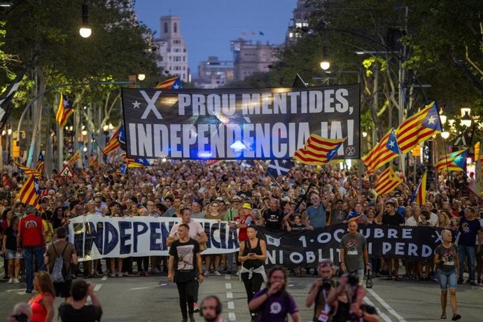 Asistentes al acto unitario por el 1-O de plaza Catalunya avanzan por el paseo de Grcia para unirse a la manifestación de los CDR en Jardinets de Grcia.