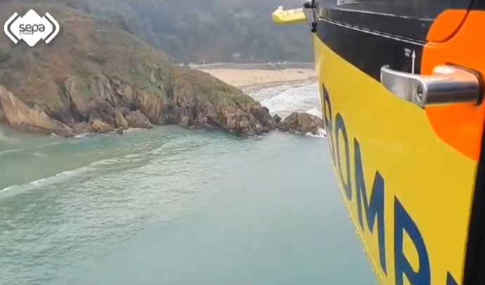 Rescate de un adulto y un menor enriscados en la playa de Xilo, Muros del Nalón