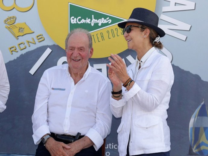 Don Juan Carlos y la Infanta Elena durante el acto de entrega de premios de la 8 edición de las Regatas Rey Juan Carlos