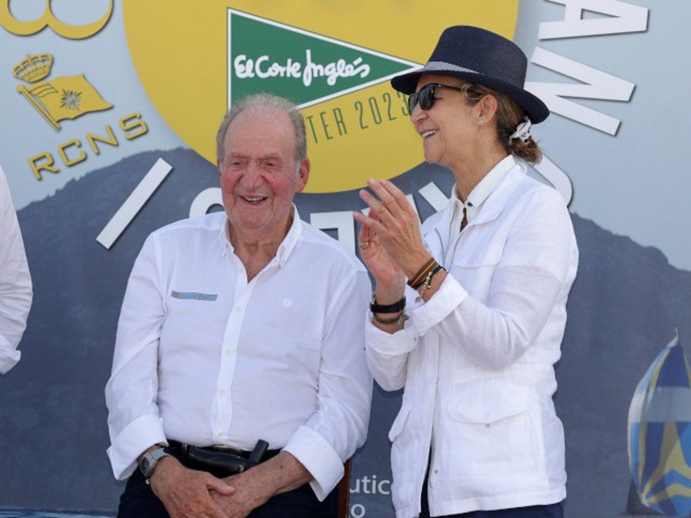 Don Juan Carlos y la Infanta Elena durante el acto de entrega de premios de la 8 edición de las Regatas Rey Juan Carlos