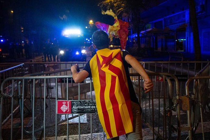 Un manifestante independentista en el perímeto de los Mossos d'Esquadra en las inmediaciones del cuartel de la Guardia Civil de Travessera de Grcia.