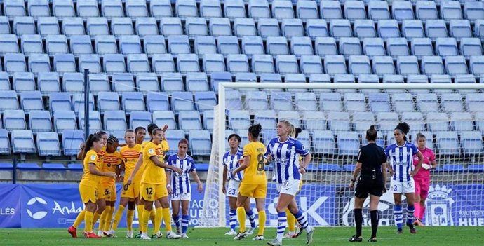 Las jugadoras del FC Barcelona celebran uno de sus goles ante el Sporting Club Huelva en la Liga F 2023-2024