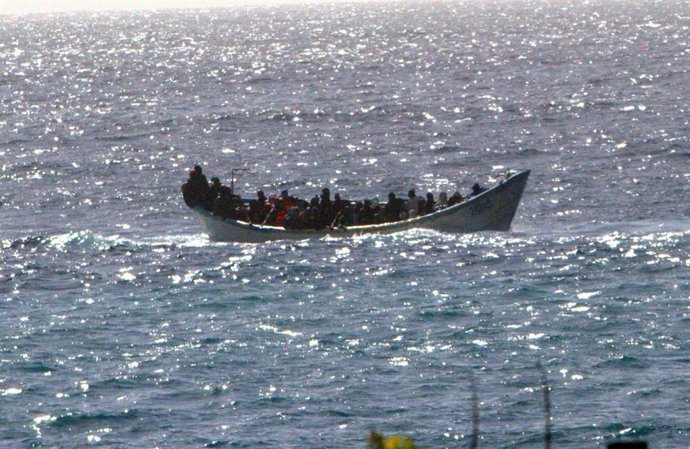 Archivo - Un cayuco con migrantes cerca de Canarias
