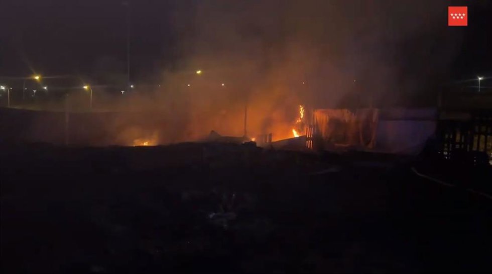 Bomberos controlan a tiempo un incendio en unas chabolas al lado del barrio de La Fortuna en Leganés