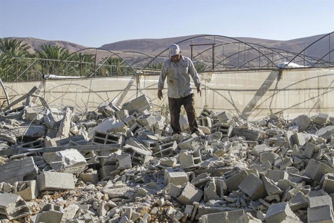 Un palestino entre las ruinas de su casa