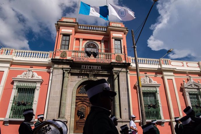 El edificio del TSE de Guatemala, de luto por el secuestro de actas electorales a manos del Ministerio Público