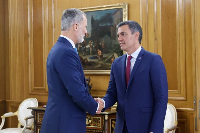 Archivo - El Rey Felipe Vi recibe al secretario general  del PSOE y presidente en funciones, Pedro Sánchez, en el Palacio de la Zarzuela