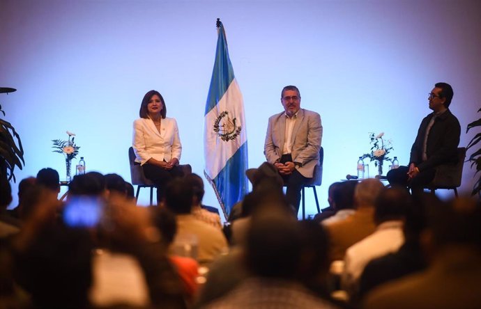 La vicepresidenta electa de Guatemala, Karin Herrera, y el presidente electo, Bernardo Arévalo