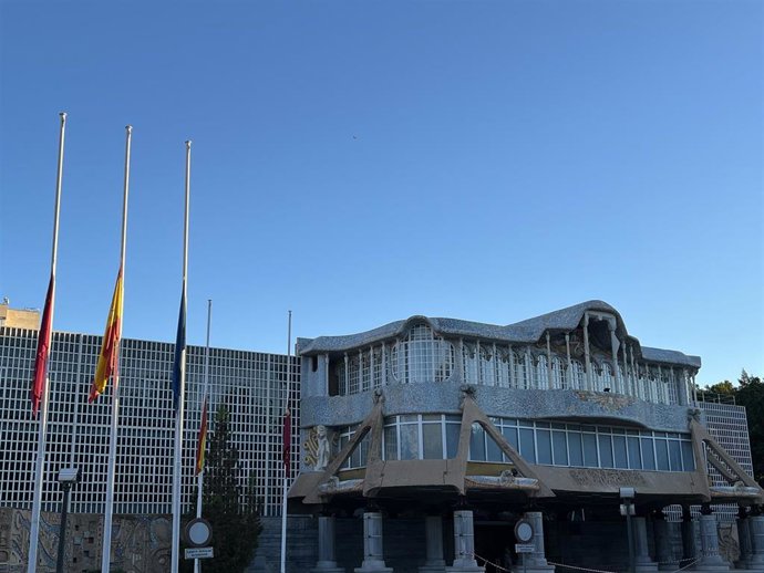 Las banderas de la Asamblea ondean a media asta en señal de luto