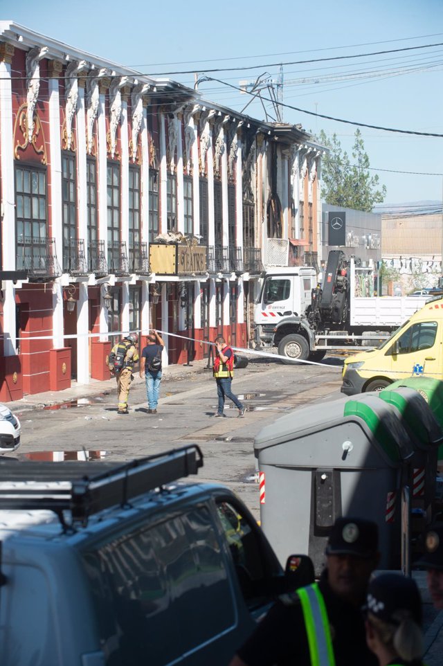 Agentes de bomberos trabajan en la sala Teatre, en la zona de ocio de Las Atalayas, a 1 de octubre de 2023, en Murcia, Región de Murcia (España). 