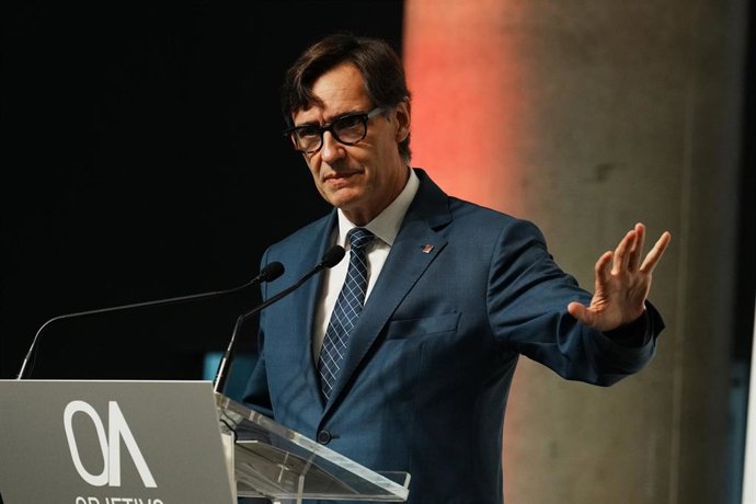 El líder del PSC, Salvador Illa, interviene durante el encuentro 'Objetivo Actualidad', en el Palacio Euskalduna, a 2 de octubre de 2023, en Bilbao, Vizcaya, País Vasco (España). El periódico El Correo, perteneciente al Grupo Vocento, ha organizado este