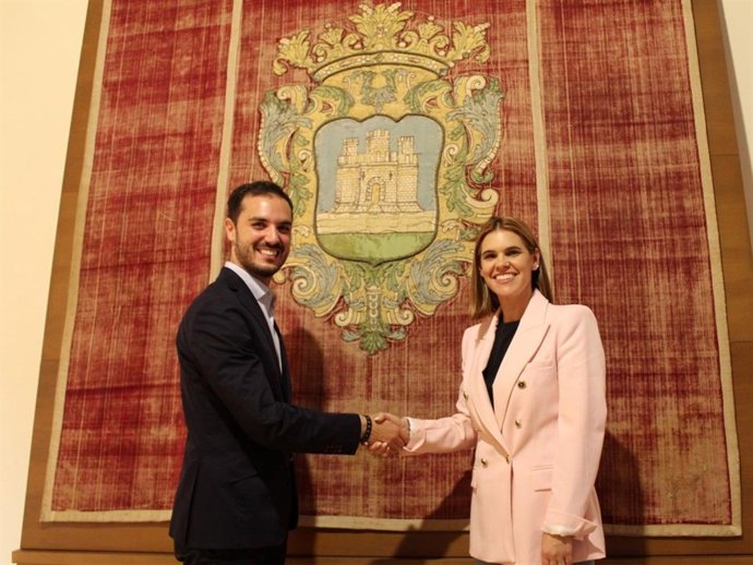El alcalde de Torrejón de Ardoz, Alejandro Navarro Prieto, y la alcaldesa de Alcalá de Henares, Judith Piquet