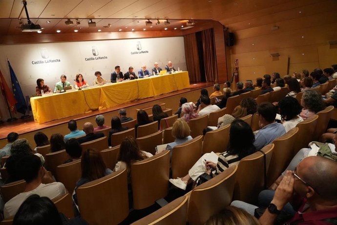 El consejero de Educación, Cultura y Deportes, Amador Pastor, en la reunión con los directores de los centros educativos de la provincia de Guadalajara.