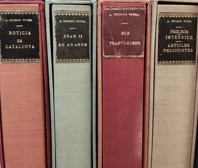 La biblioteca de la Universitat de Girona (UdG) ha incorporado nuevos manuscritos de la obra del historiador, ensayista y editor catalán Jaume Vicens Vives a su fondo