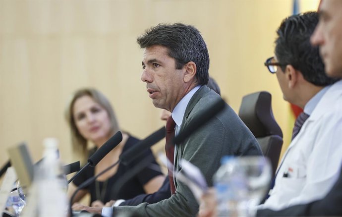 El president de la Generalitat, Carlos Mazón (c), intervé durant la inauguració de la jornada '3.000 trasplantaments heptics en l'Hospital La Fe'