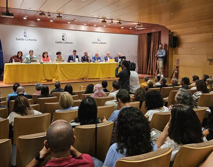 Archivo - Reunión del consejero de Educación, Cultura y Deportes de C-LM, con directores de centros de la provincia de Guadalajara