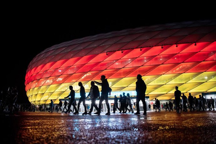 Archivo - Fans leave the Allianz Arena stadium, which is illuminated in the national colours of Germany