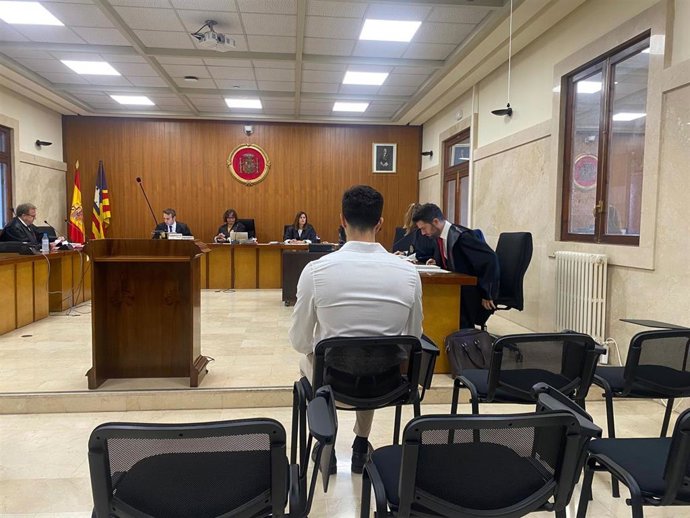 El acusado sentado durante el juicio.