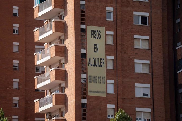 Archivo - Cartel de alquiler de viviendas en la fachada de un edificio, en Barcelona, Cataluña (España).