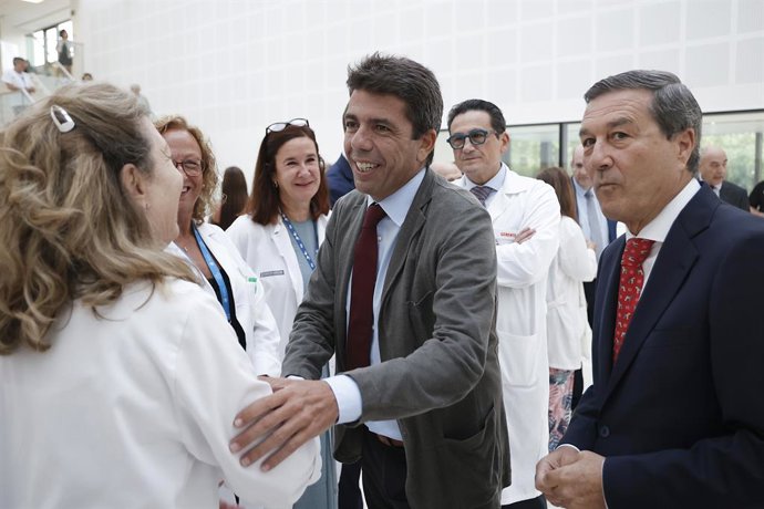 El president de la Generalitat, Carlos Mazón , saluda en arribar a la inauguració de la jornada '3.000 trasplantaments heptics en l'Hospital La Fe'