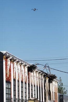 02-10-23 Lugar Del Incendio Con Los Medios De Comunicación Y Los Bomberos Trabajando. Dron De La Policía Local Sobrevolando La Zona