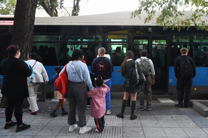 Varias personas delante de un bus de la EMT en el barrio de Puente de Vallecas, a 27 de septiembre de 2023, en Madrid (España).