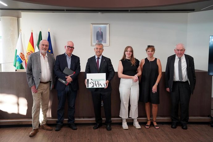 El alcalde de Estepona (Málaga), José María García Urbano, recibe al comité de The Academy of Urbanism que evalúa Estepona como Ciudad Europea del Año 2023