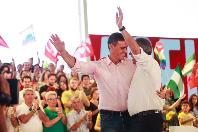 El presidente del Gobierno en funciones y secretario general del PSOE, Pedro Sánchez,  junto a el secretario general del PSOE de Andalucía , Juan Espadas, durante  un acto público en La Rinconada (Sevilla).