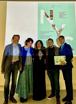 Gabriel Lass junto a artistas y asistentes al evento.